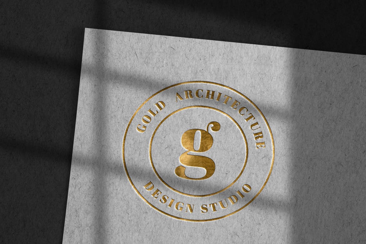 牛皮纸上的豪华凹凸不平的标志烫金logo样机（PSD）