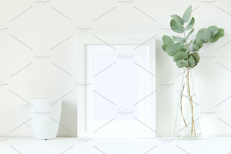 简单的白色画框样机 White frame mockup