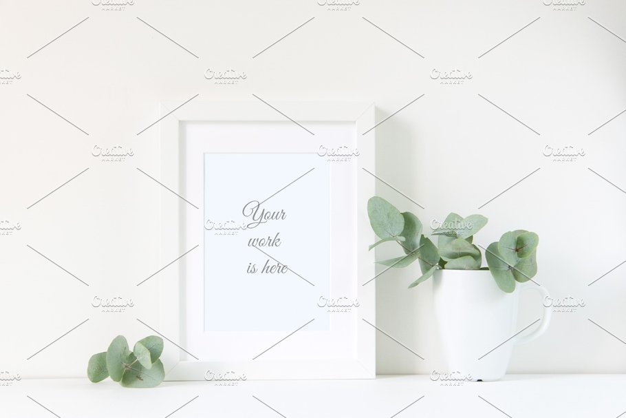 白色画框样机 White frame mockup