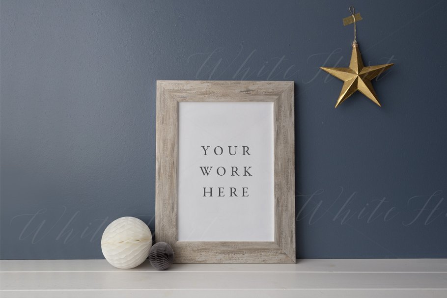 时髦的蓝色圣诞画框样机 Trendy Blue Christmas frame mock up
