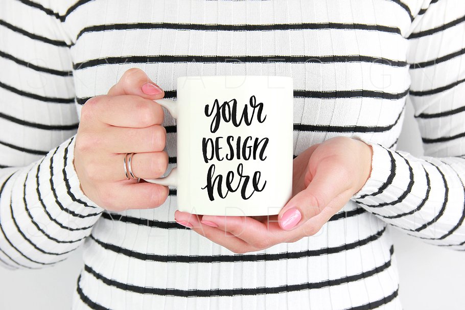 白色马克杯样机模型 White mug mockup stock photo