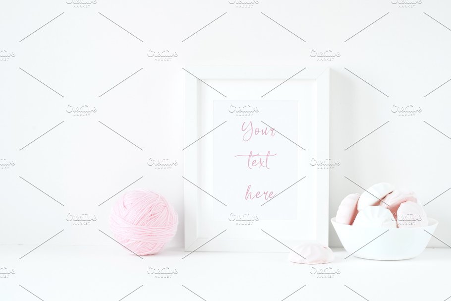 白色画框样机 White frame with pink marshmallows
